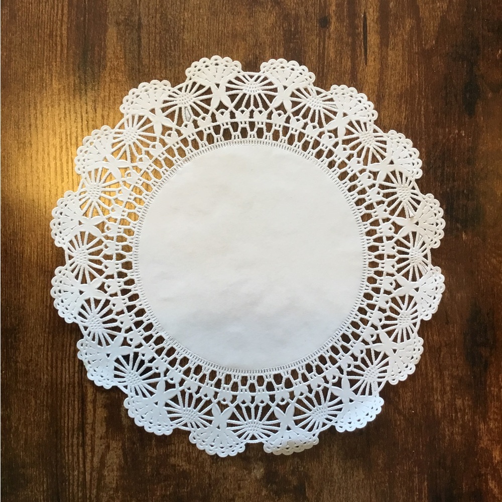 10” Paper DOILIES approx. 200. For placesettings, desserts, cakes, centerpieces